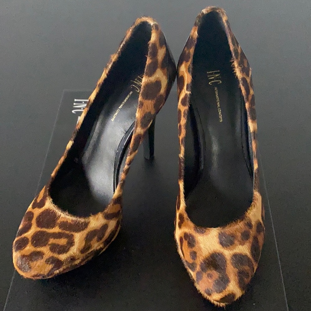 Leopard print heel shoe pump